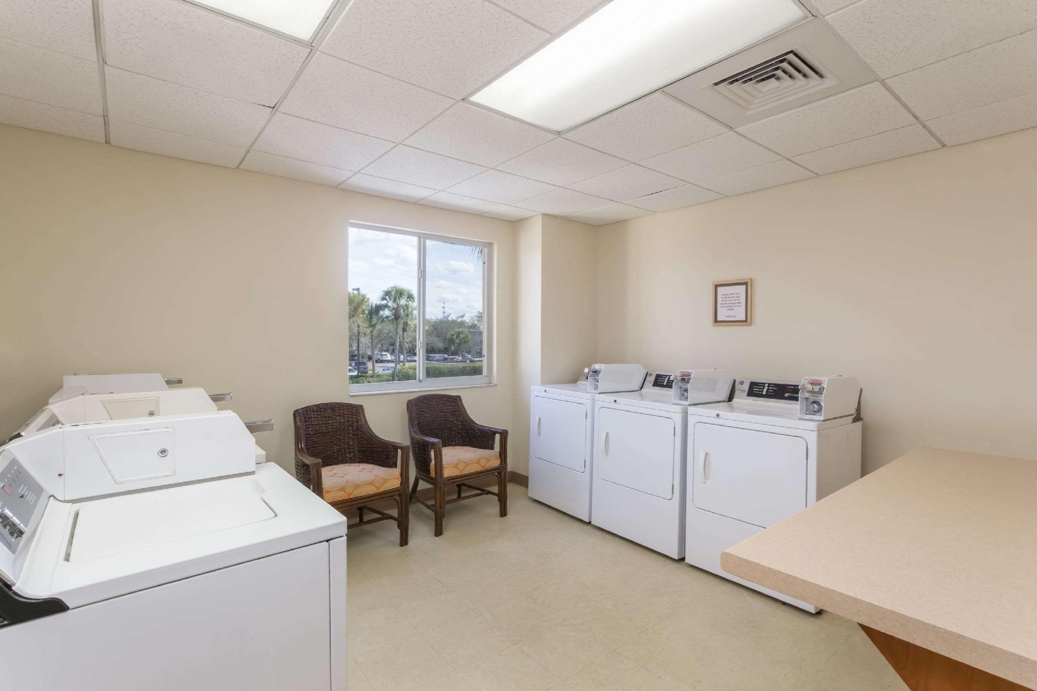 Hawthorn Extended Stay By Wyndham North Naples Exterior foto
